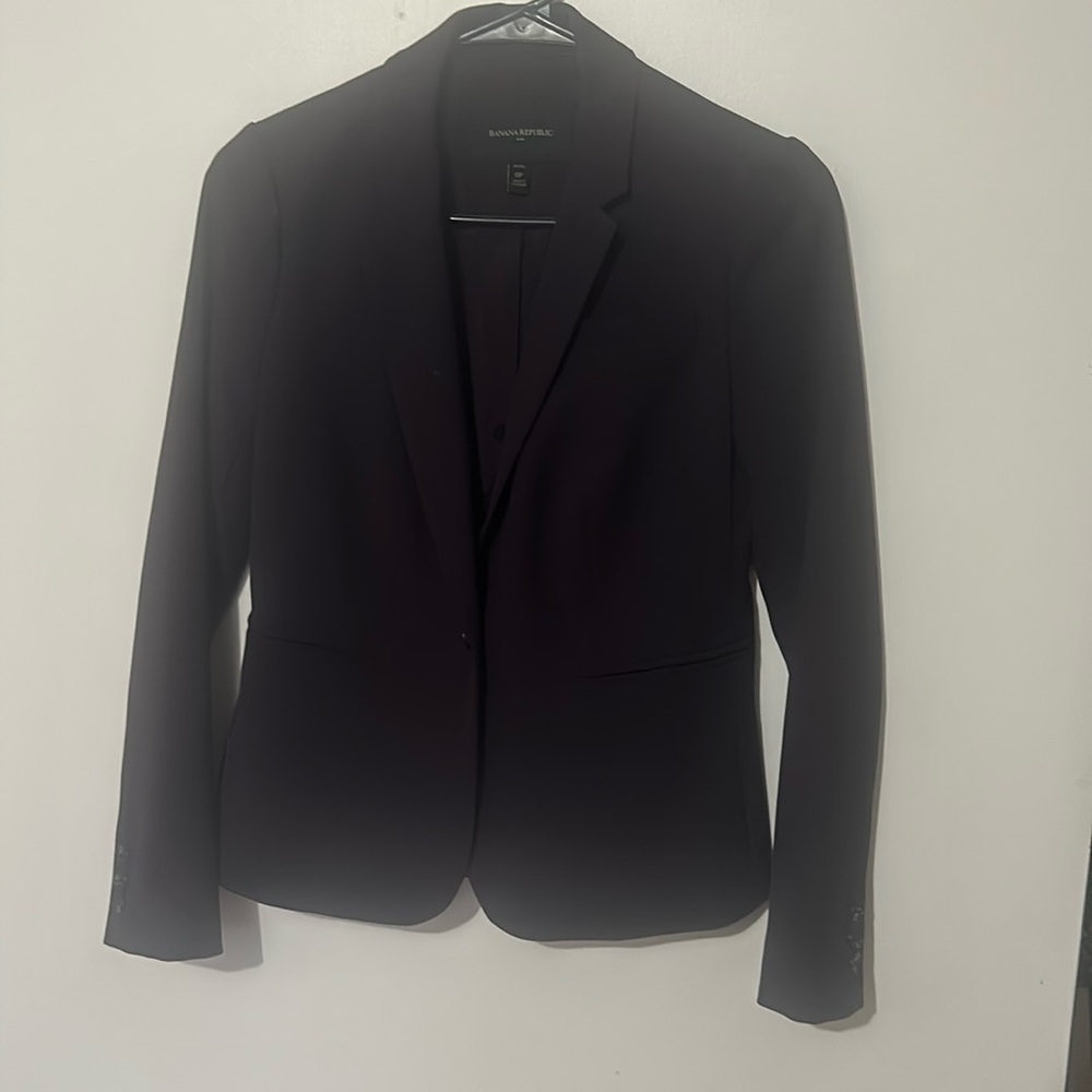 3 button sleeve single slip in back pocket square